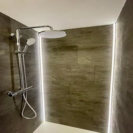 Spacious In With Hot Tub