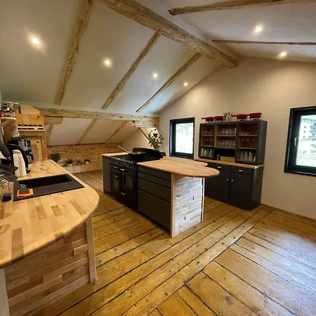 Spacious In With Hot Tub *